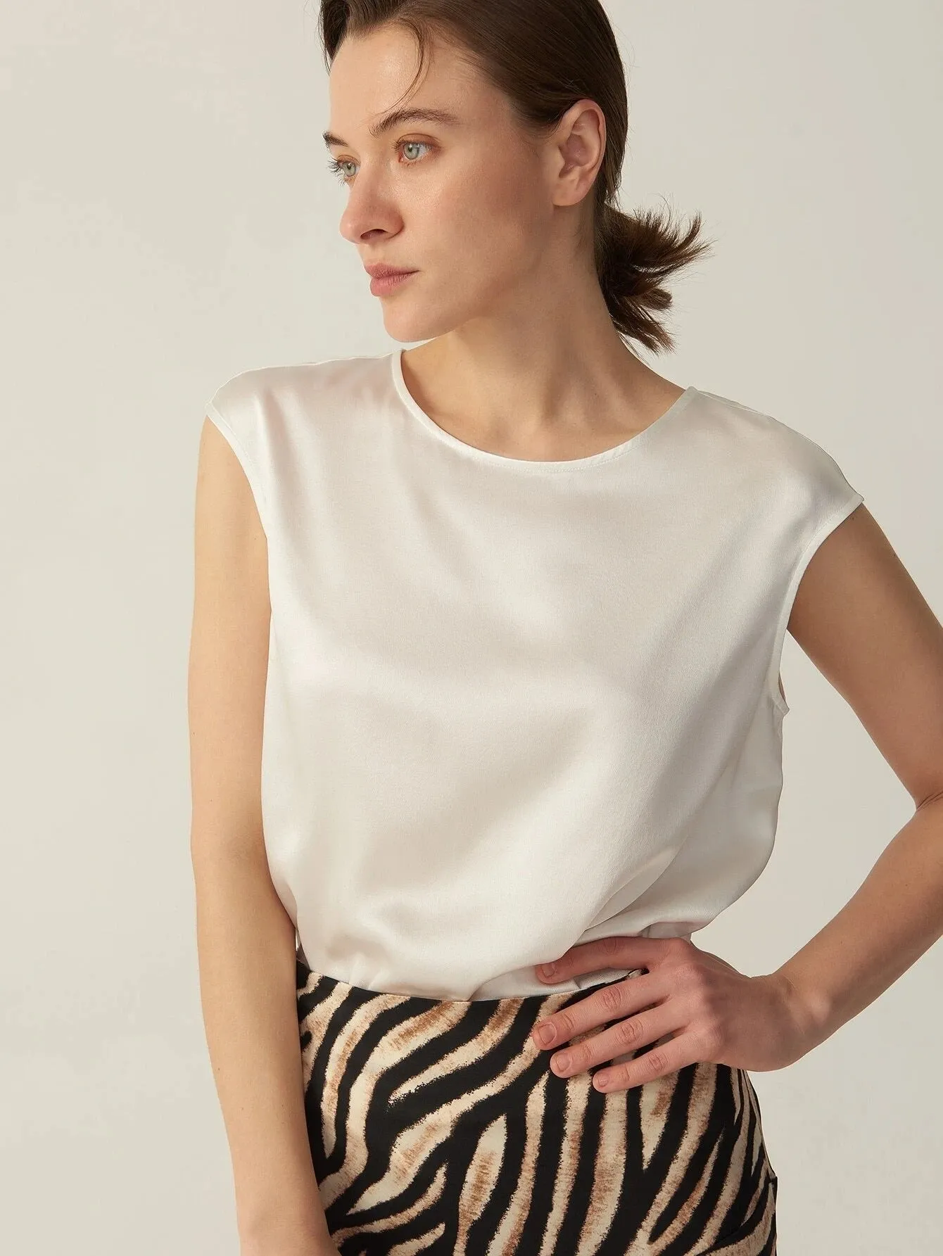 Simple Pure 100% 22mm Mulberry Silk Grade 6a Sleeveless  Silk T Shirt for Women